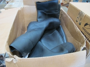 LOT TO INCLUDE: (100+) LARGE QUANTITY OF MISC. RUBBER BOOTS, SIZES 8,9,12,13, AND 14. LOADING & HANDLING FEE $15-4181